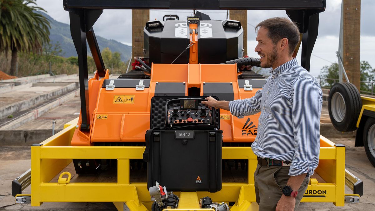 Mariano H. Zapata, consejero de Transición Ecológica y Energía del Gobierno de Canarias,   este jueves,  en la presentación en La Palma de la nueva maquinaria especializada que pasará  a disposición de los Equipos de Prevención y Extinción de Incendios Forestales (EIRIF).