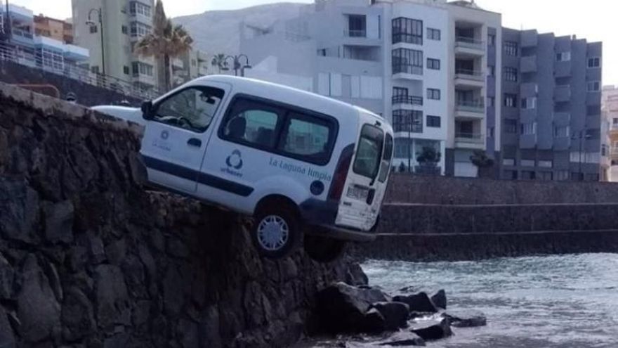 Se trata de un vehículo de Urbaser, empresa de limpieza de La Laguna