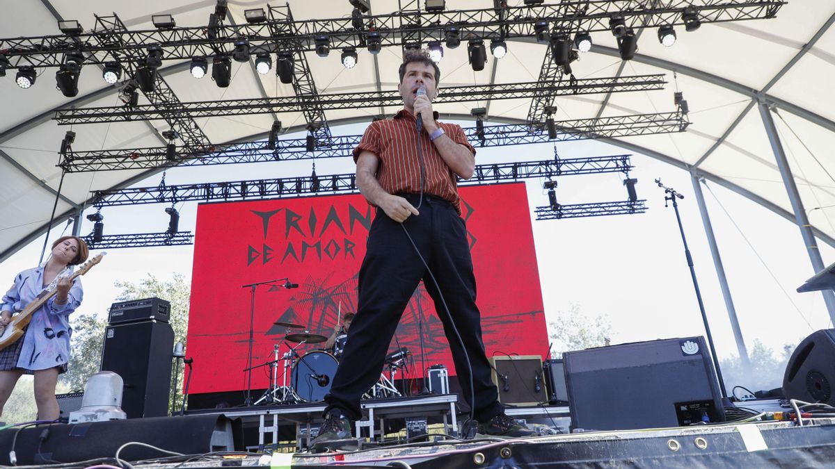 Triángulo de Amor Bizarro durante una actuación en 2024 en el Festival Vive Latino España, celebrado en el recinto de la Expo de Zaragoza