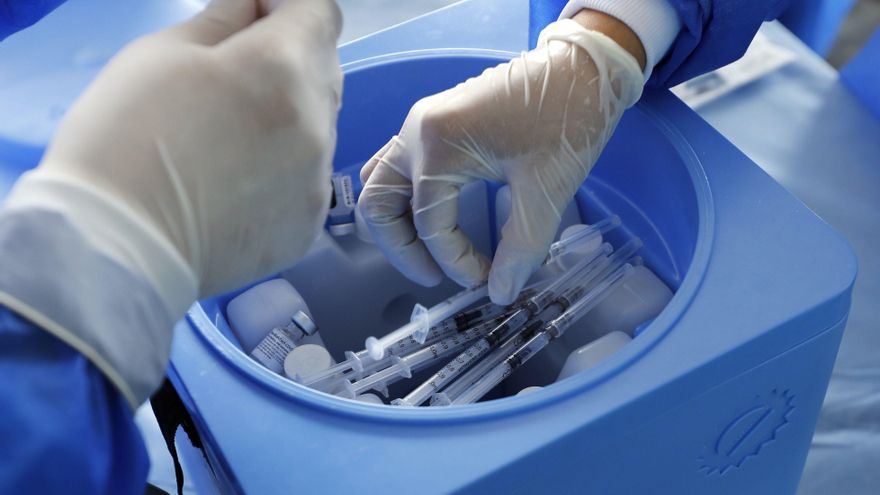 Personal de la salud se prepara para aplicar varias vacunas contra la covid-19 hoy, en el centro comercial Calima, en Bogotá (Colombia). La pandemia ha sumergido a Colombia en un abismo con más de 100.000 muertos y casi cuatro millones de contagios sin que se vislumbre el fin del tercer pico que desde hace casi tres meses tiene desbordados los hospitales del país. EFE/ Mauricio Dueñas Castañeda