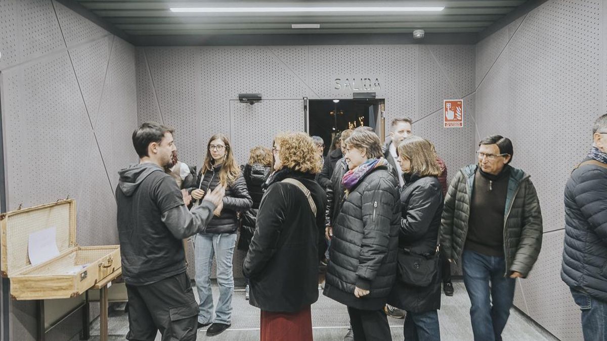 El colectivo Physical Collage dispuso una maleta a la entrada de la jornada, en el salón de actos de la Delegación del Gobierno, para que los asistentes pudieran reflejar por escrito qué es para ellos la libertad