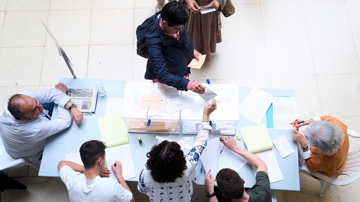 Varias personas ejercen su derecho al voto.