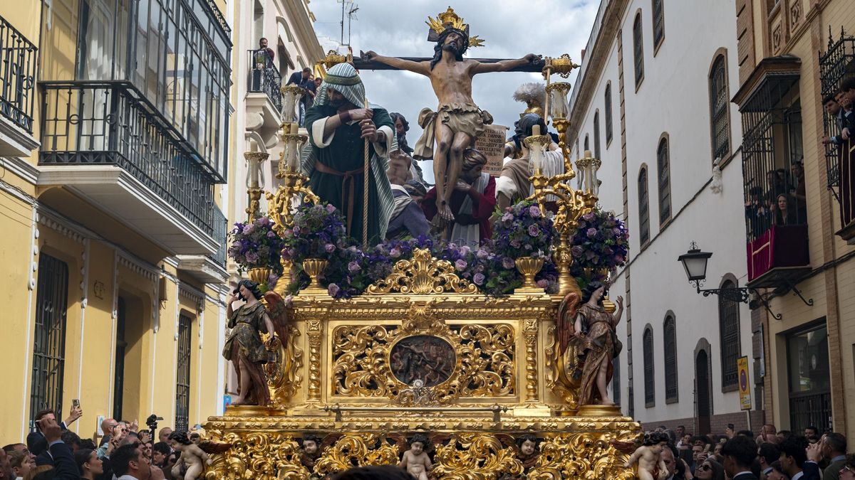 El misterio de la Exaltación ocupa toda la calle en su caminar por el centro