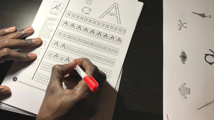 Uno de los alumnos de las clases de alfabetización traza sus primeras letras