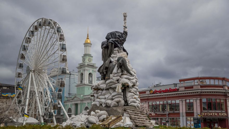 Fotografía de una escultura ecuestre de Grigory Skovoroda cubierta con sacos de arena para protegerla de posibles ataques hoy, en Kiev (Ucrania). EFE/ Miguel Gutiérrez
