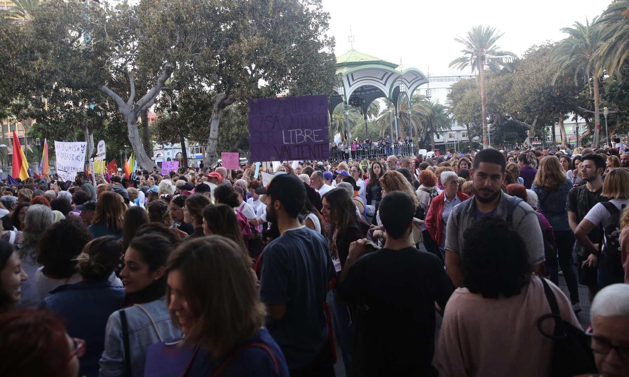 El parque de San Telmo lleno antes del inicio de la manifestación. (Alejandro Ramos).