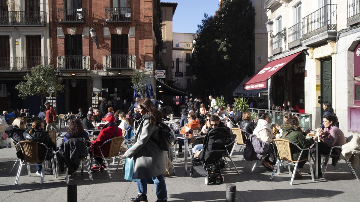 Terrazas llenas en Madrid en jornada de altas temperaturas en imagen de archivo.