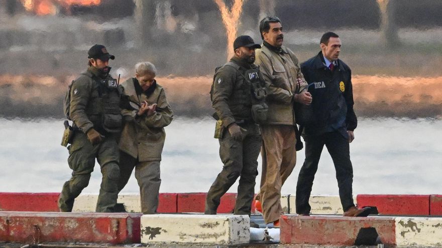 Nicolás Maduro y su esposa, Cilia Flores, llegan al helipuerto de Wall Street durante su traslado a la corte federal para su comparecencia ante el tribunal en Nueva York.