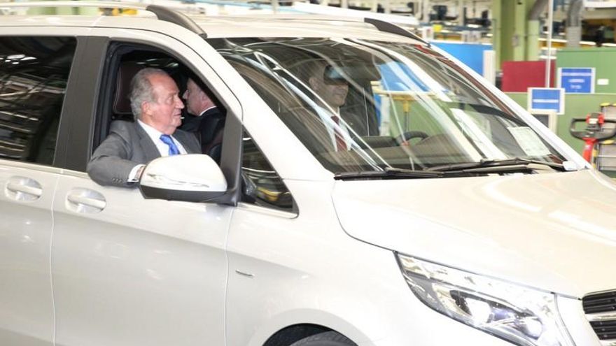 El rey Juan Carlos I, en su visita a la fábrica de Mercedes Benz de Vitoria en 2014, con motivo de la presentación de los nuevos modelos Clase V y Vito de tercera generación. Fue uno de los últimos actos antes de la abdicación.