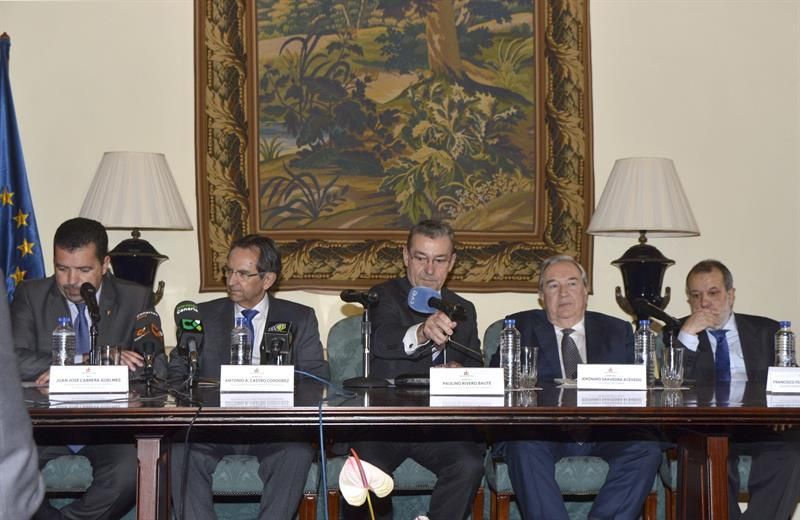 El presidente del Gobierno de Canarias, Paulino Rivero (c), junto a el presidente del Parlamento de Canarias, Antonio Castro (2i), y el Diputado del Común, Jerónimo Saavedra (2d), entre otros, durante la reunión mantenida en Santa Cruz de la Palma con motivo del 30 aniversario de la creación del Diputado del Común. EFE/Miguel Calero