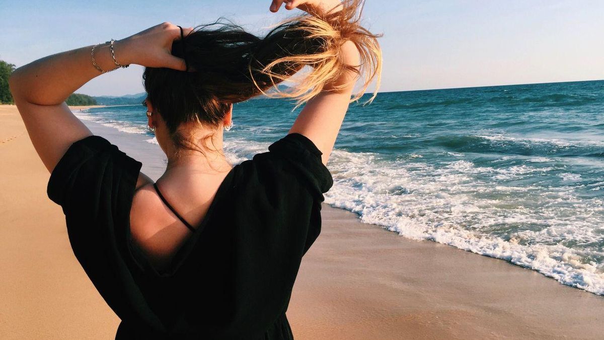 "Limpiar, hidratar y proteger": Un experto indica cómo lavarse el pelo en verano para que no quede seco y apagado