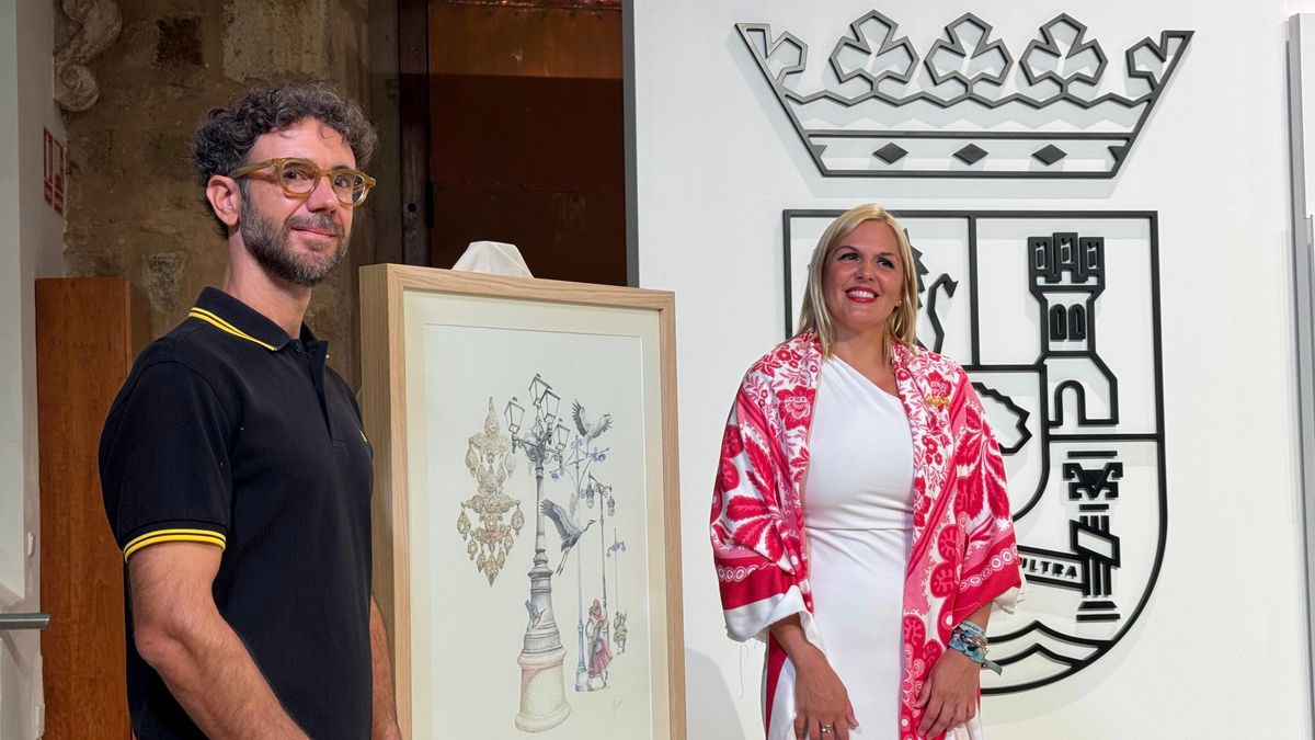El autor del cartel del Día de Extremadura, Jesús Mateos Brea, junto a la portavoz de la Junta, Elena Manzano