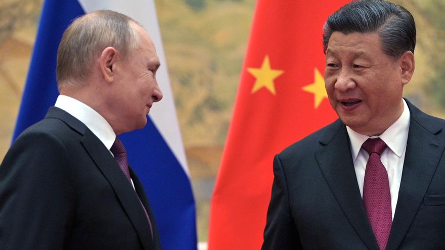 El presidente de Rusia Vladimir Putin (i) y el presidente de China, Xi Jinping (d) reunidos en Pekín, China, el 4 de febrero de 2022, en una foto de archivo. EFE/EPA/ALEXEI DRUZHININ / KREMLIN / SPUTNIK