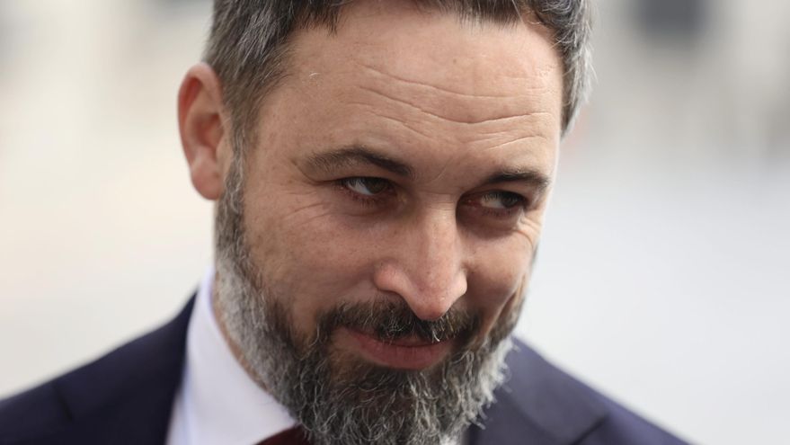 El líder de Vox, Santiago Abascal, a su llegada a una sesión plenaria, en el Congreso de los Diputados, a 17 de febrero de 2022, en Madrid (España). Durante el pleno han debatido sobre el Proyecto de Ley del Impuesto sobre el Incremento de Valor de los Terrenos de Naturaleza Urbana (IIVTNU), conocido como 'impuesto sobre la plusvalía'. La propuesta, llevada a cabo por el Gobierno de coalición, ha sido leer más criticada por algunos partidos de la oposición. Dicho impuesto es un tributo que grava el incremento de valor de los terrenos de naturaleza urbana durante el tiempo en el que se tiene en propiedad. Asimismo, han tratado el Proyecto de Ley de medidas urgentes para impulsar la actividad de rehabilitación edificatoria en el contexto del Plan de Recuperación, Transformación y Resiliencia; y sobre el Proyecto de Ley por el que se modifica la Ley del Sector Ferroviario, entre otros asuntos.