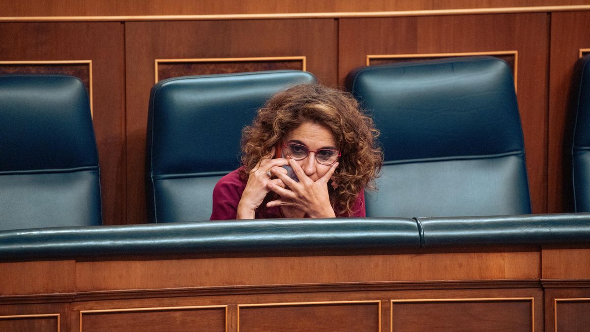 La vicepresidenta primera del Gobierno, ministra de Hacienda y vicesecretaria general del PSOE, María Jesús Montero, durante una sesión plenaria, en el Congreso de los Diputados, a 11 de junio de 2024, en Madrid (España). El Pleno del Congreso debate hoy