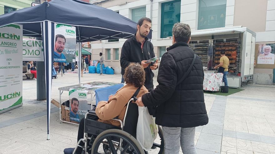 Gerardo Suárez, cabeza de lista de UCIN Langreo, hace campaña en La Felguera