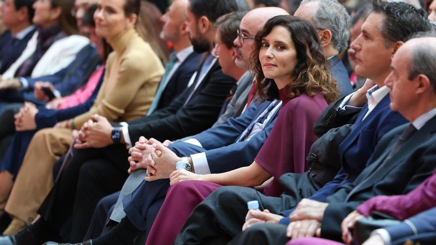 Ayuso da marcha atrás y aceptará los 169 millones del Gobierno para contratar a profesores de universidad