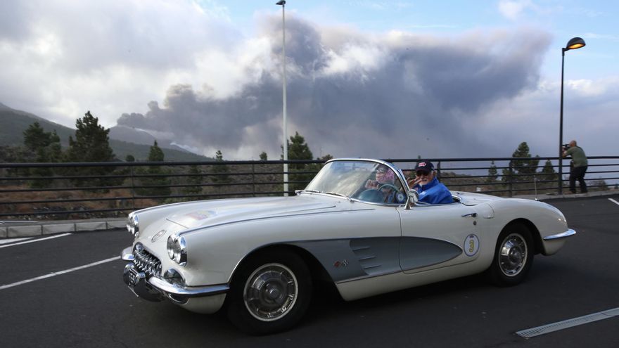 Ruta de coches antiguos para ver el volcán de La Palma. (ALEJANDRO RAMOS)