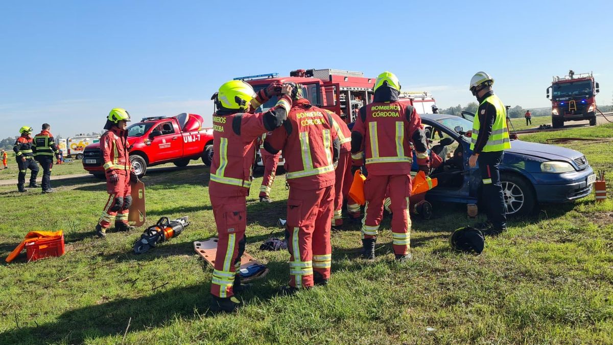 Simulacro en el aeropuerto de Córdoba: todas los servicios de emergencias se activan tras estrellarse un avión