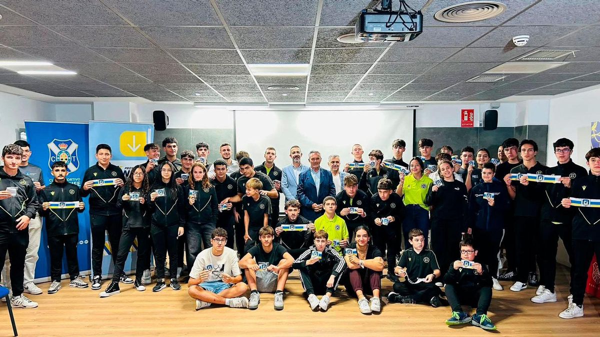 Árbitros reconocidos en Tenerife con el brazalete oficial de protección