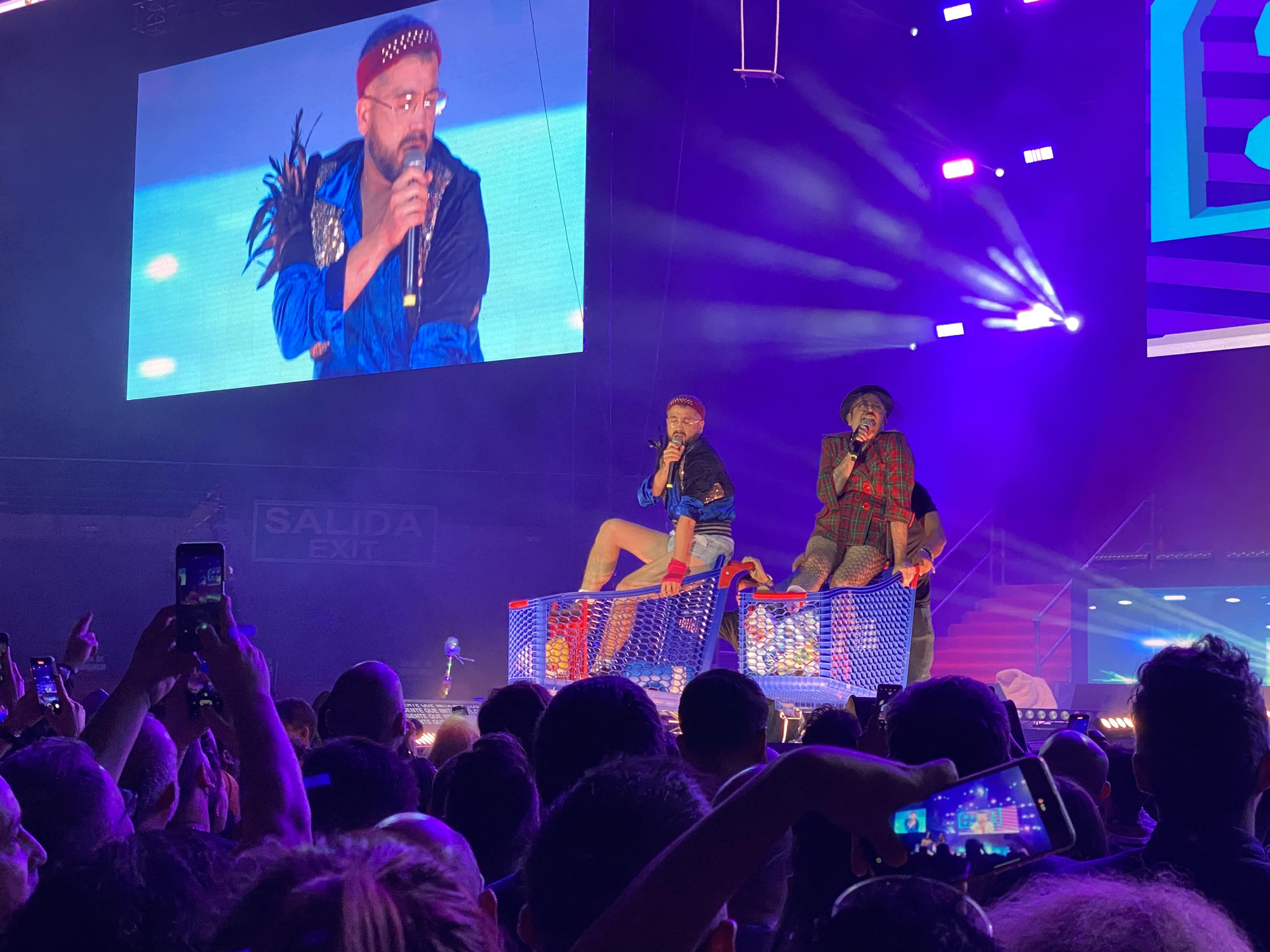 Aníbal Calor y Carlos Ojete aparecen en el escenario montados en carritos de supermercado