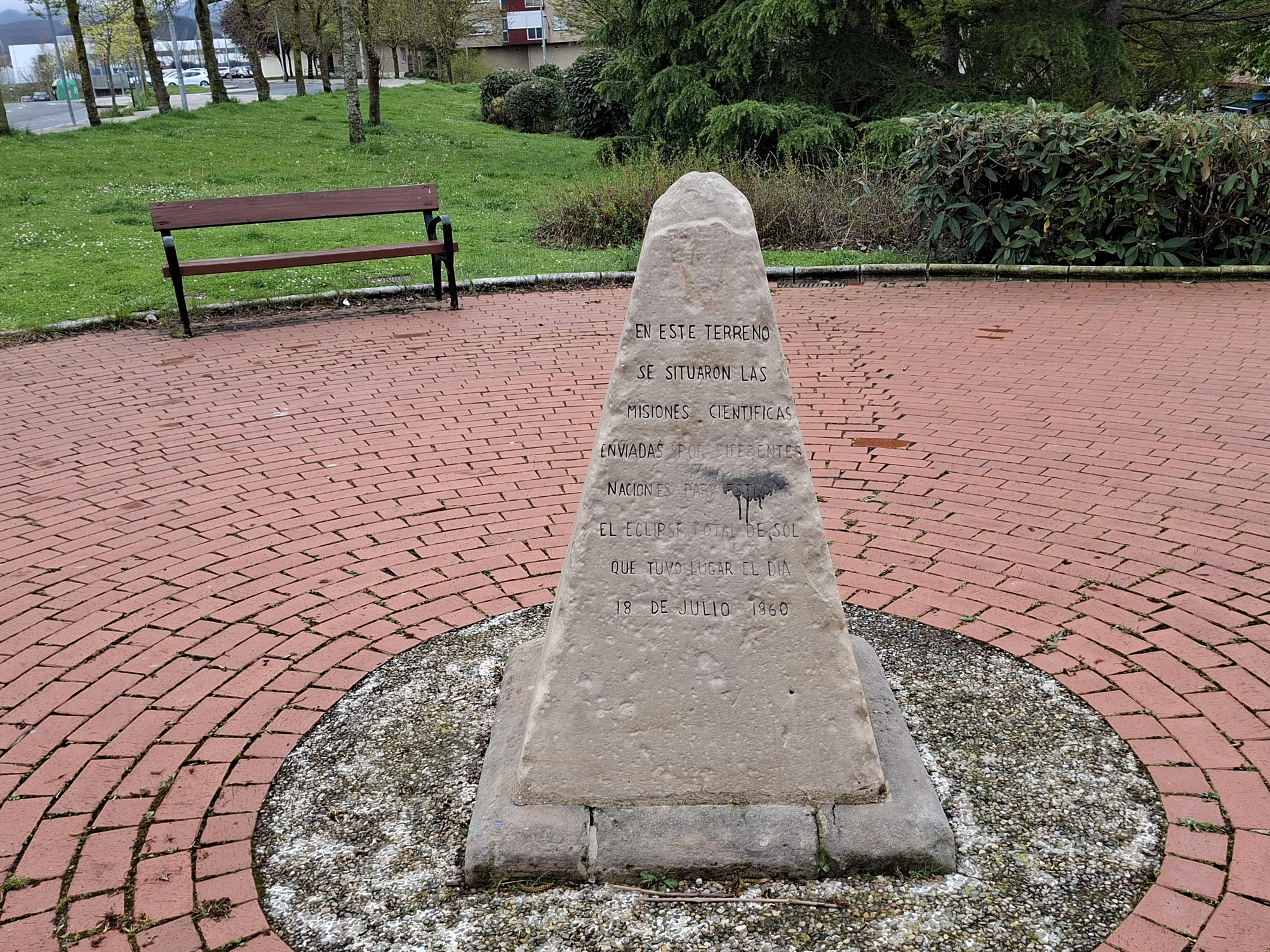 Monolito que recuerda las misiones desplazadas hasta Vitoria para observar el eclipse de 1860