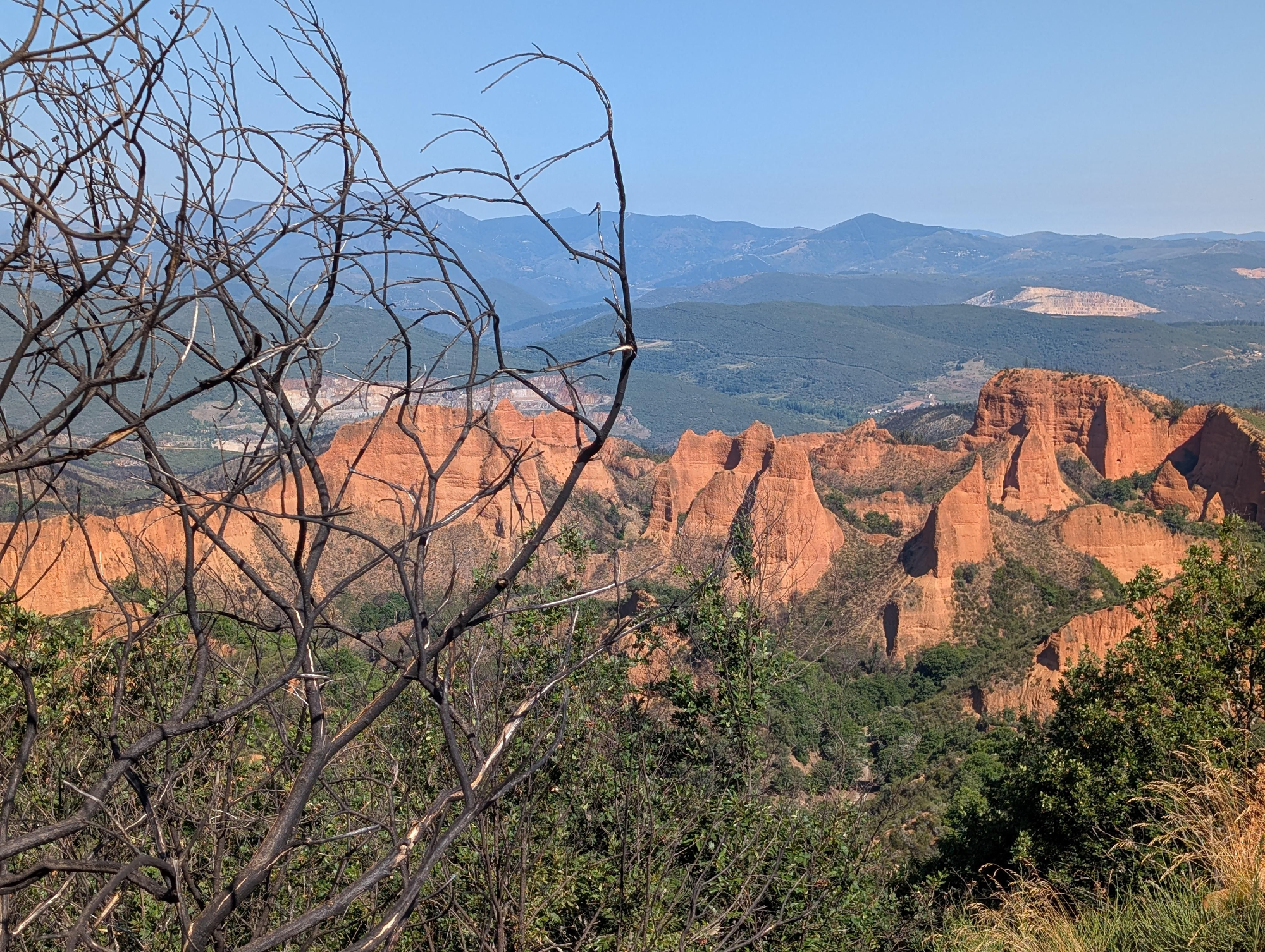 Las Médulas, afectadas todavía por el incendio forestal de agosto de 2025. 