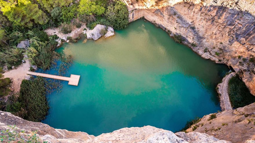 La ruta senderista de València entre puentes colgantes que avanzan por un desfiladero hasta una piscina natural espectacular