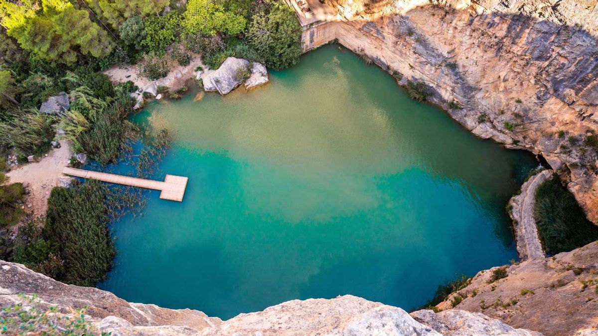 La ruta senderista de València entre puentes colgantes que avanzan por un desfiladero hasta una piscina natural espectacular