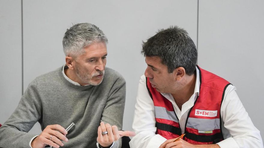 El ministro del Interior Fernando Grande-Marlaska junto al presidente de la Generalitat, Carlos Mazón, durante una reunión del Cecopi.