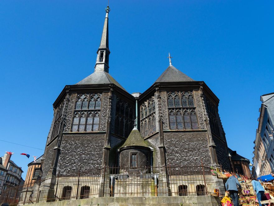 De la necesidad virtud. La iglesia de Santa Catherina de Honfleur quedó destruida en la Guerra de los Cien Años. Se levantó una de madera de manera provisional y ahí lleva desde el siglo XV.