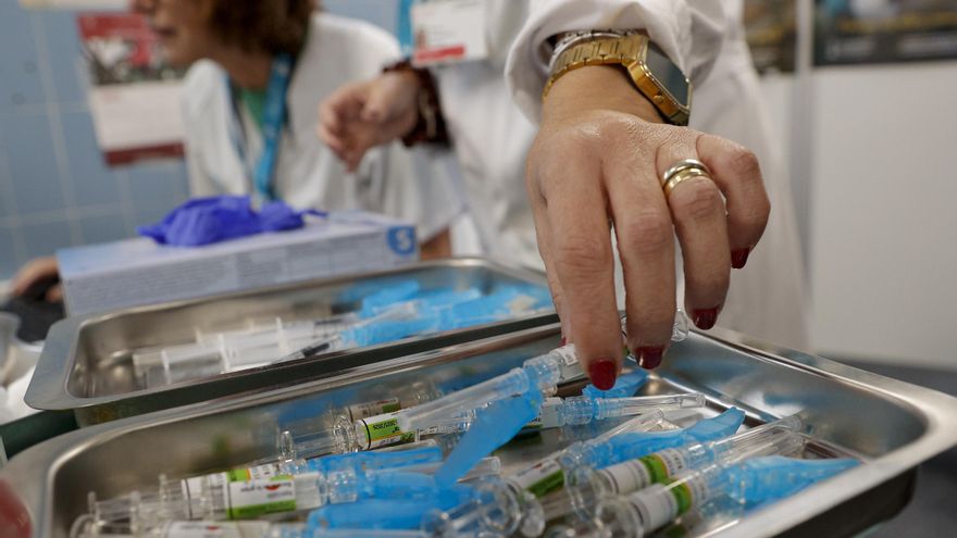 Sanidad convoca a las comunidades autónomas este lunes para acordar el envío de vacunas a Ceuta