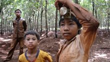 Nhun y Bu, hermanos de 13 y 10 años, trabajan en la mina artesanal de gemas limpiando las zonas más estrechas de los pozos / Carlos Hernández