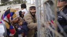Refugiados esperan para ser registrados en el campamento de Idomeni, en la frontera entre Grecia y Macedonia, hoy 3 de marzo de 2016. | Efe