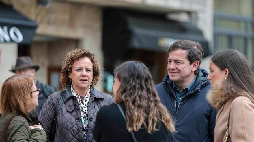 El candidato del PP a la Presidencia de la Junta de Castilla y León, Alfonso Fernández Mañueco, junto a familia y amigos este sábado en Salamanca