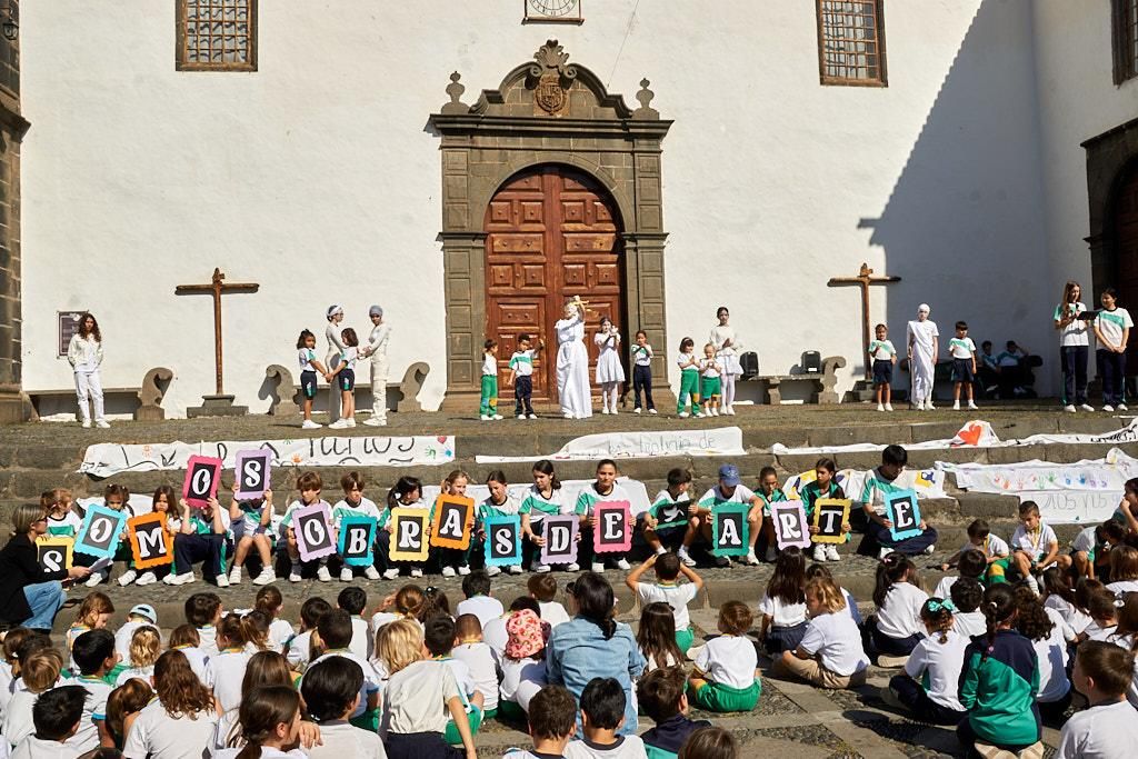 Más de 500 alumnos del Colegio Santo Domingo de Guzmán recorrieron la calle Álvarez Abreu en una marcha silenciosa por la paz, la justicia y la libertad. JOSÉ F. AROZENA