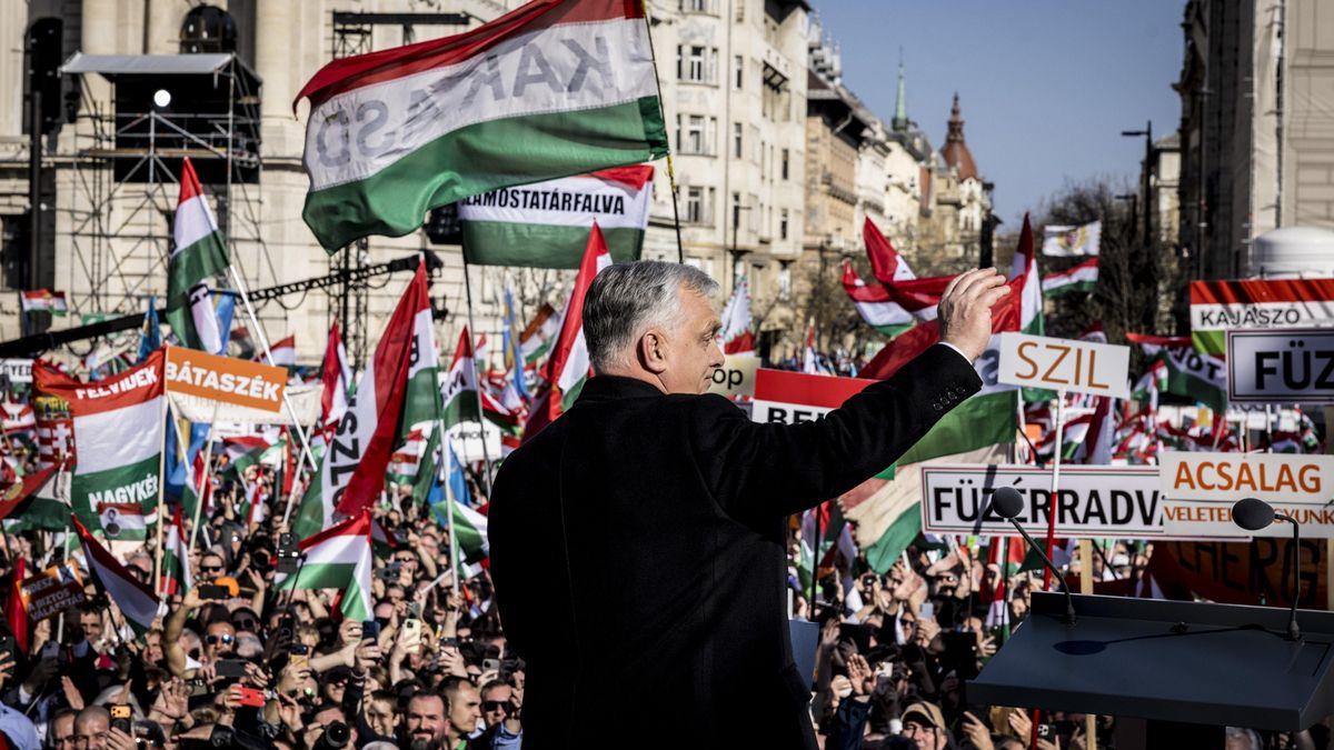 El primer ministro húngaro, Viktor Orbán, pronunciando un discurso durante la celebración del 178 aniversario del estallido de la revolución de 1848