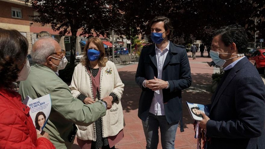 El vicesecretario de Comunicación del PP, Pablo Montesinos, y la vicesecretaria de Sectorial del PP, Elvira Rodríguez, en un acto electoral ante las elecciones del 4 de mayo. En Madrid, a 30 de abril de 2021.