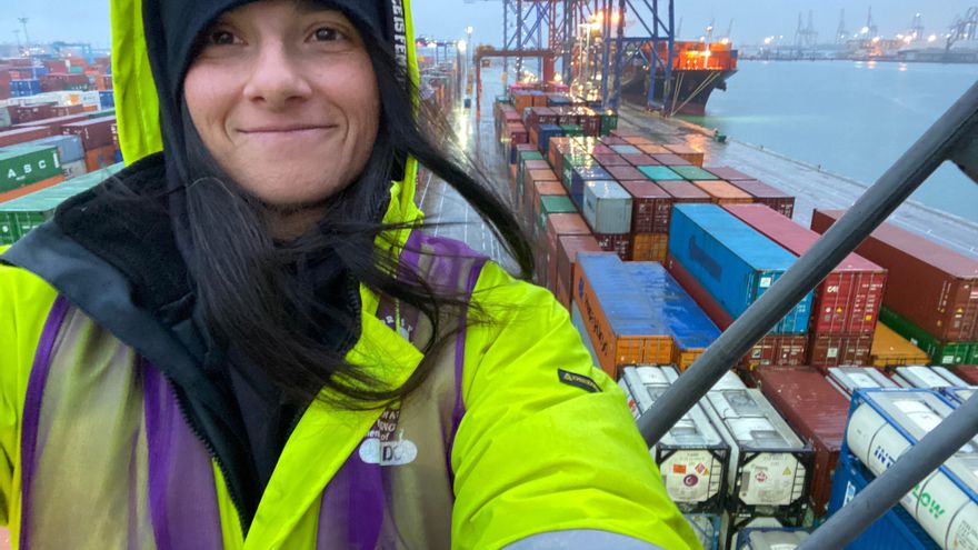 Las estibadoras rompen los prejuicios en el  Puerto de Valencia: "La máquina no diferencia"