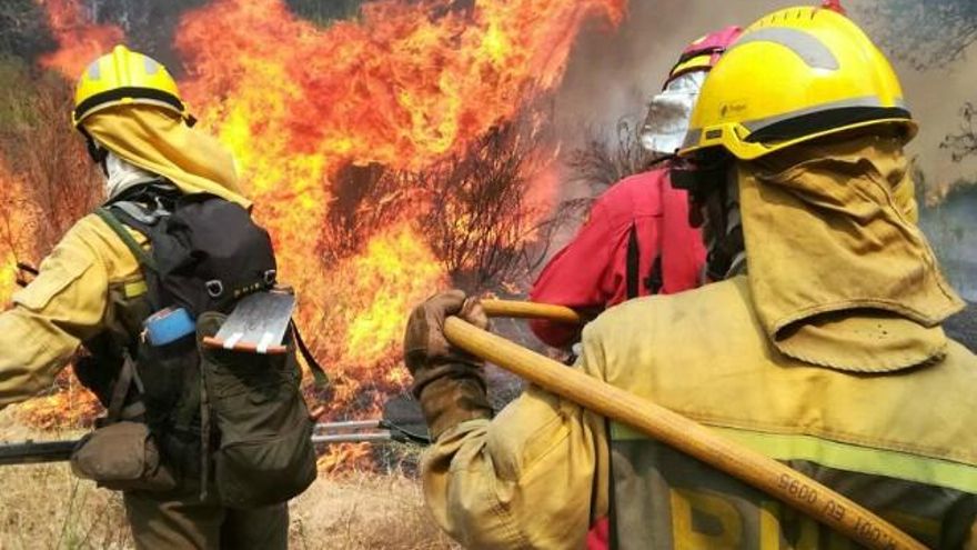 Las Brif y la UME actuando en un incendio de La Cabrera. / Foto: @AT_Brif