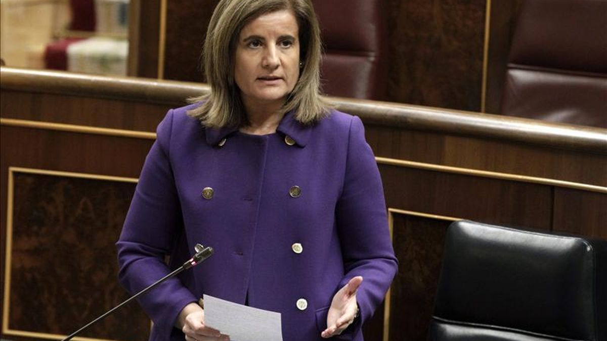 Fátima Báñez, en su escaño del Congreso.