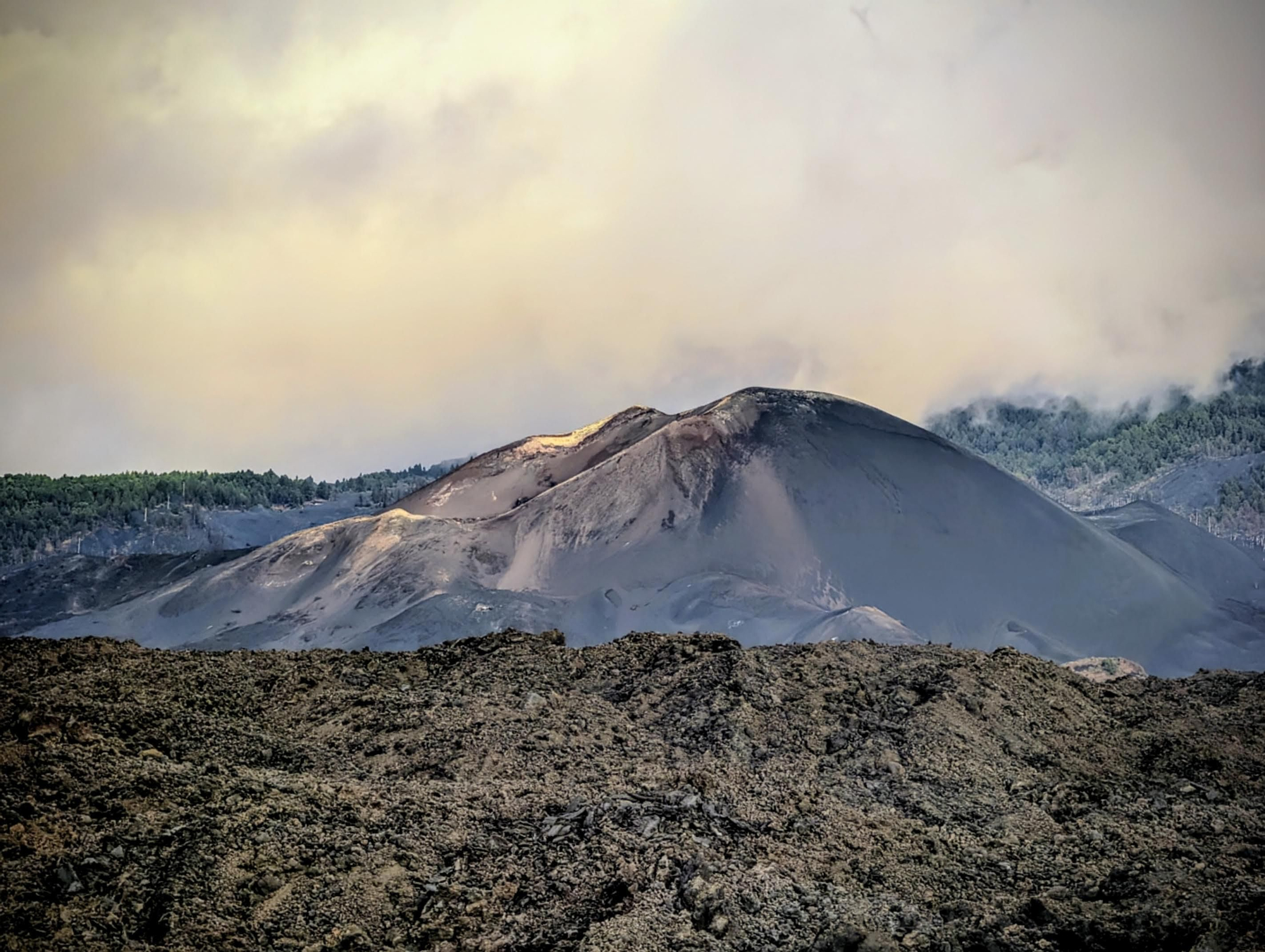Volcán Tajogaite desde la carretera LP-211, en Todoque. JOSÉ F. AROZENA