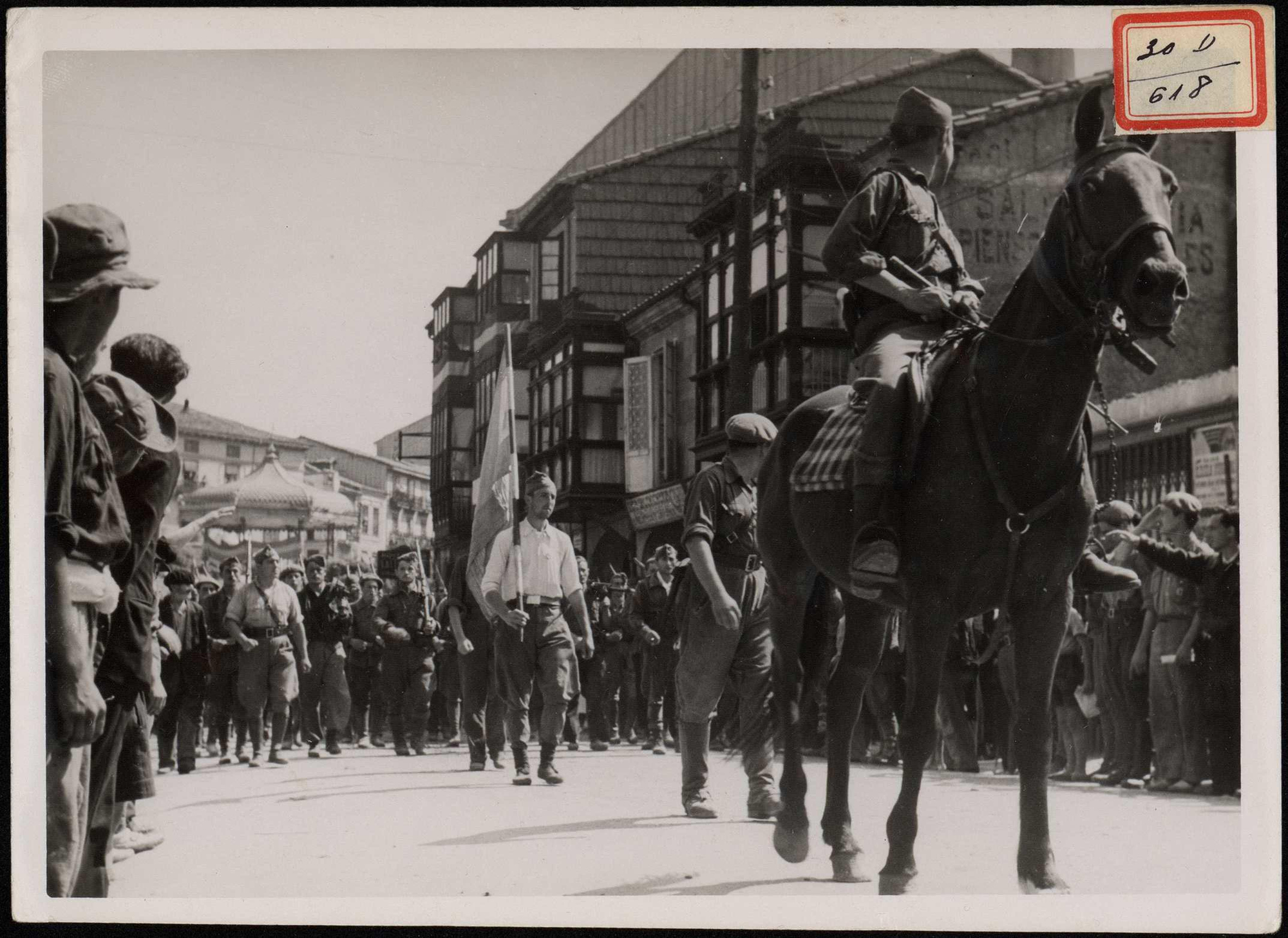 "Desfile de las tropas por las calles de Torrelavega". 25 de agosto de 1937.