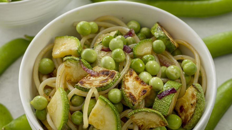 Ensalada de pasta con calabacín y guisantes
