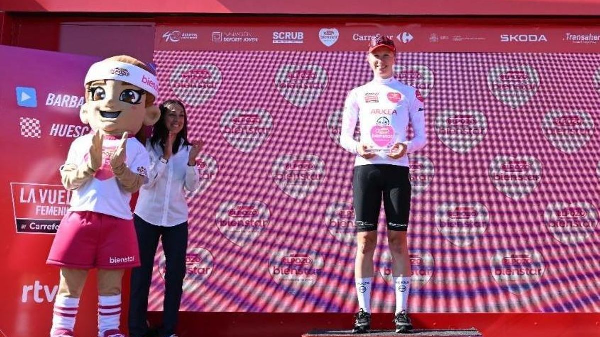 La mascota Vita, de ElPozo Bienstar, hace entrega en el pódium al ‘Premio a la Combatividad’