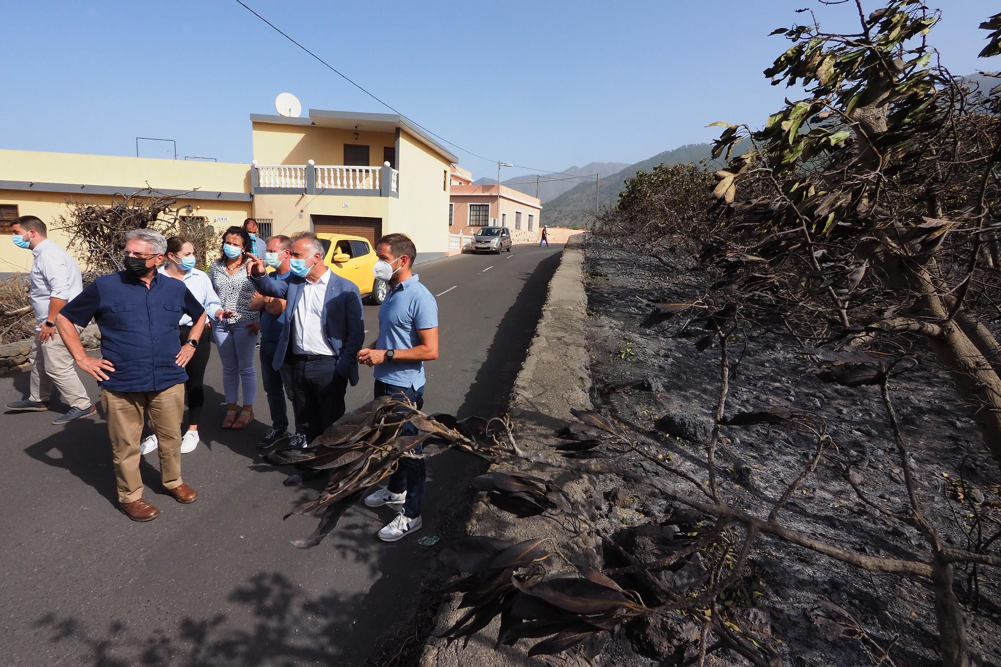 El presidente del Gobierno de Canarias, Ángel Víctor Torres (c), este miércoles, durante el corrido por la zona afectada por el incendio.