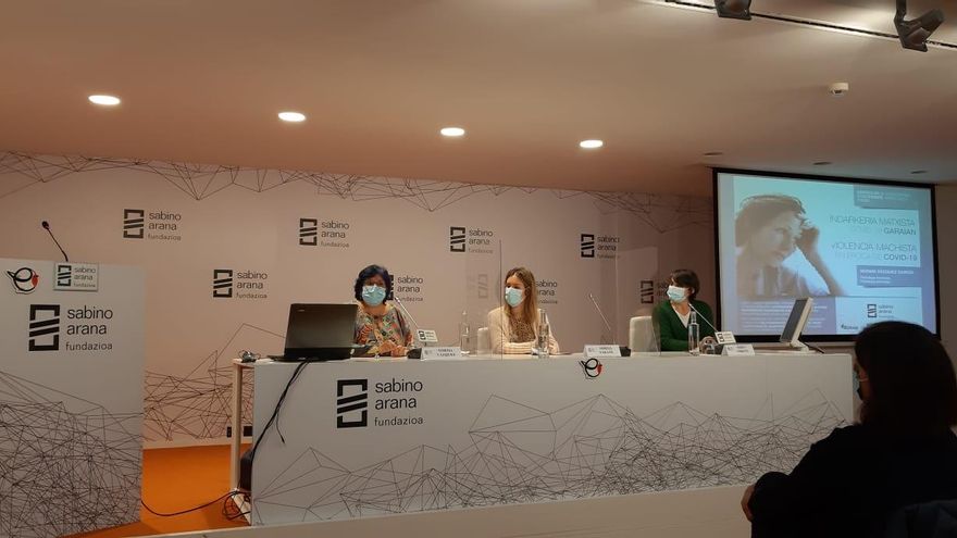 Norma Vázquez (a la izquierda de la fotografía) durante su conferencia en la fundación Sabino Arana en Bilbao