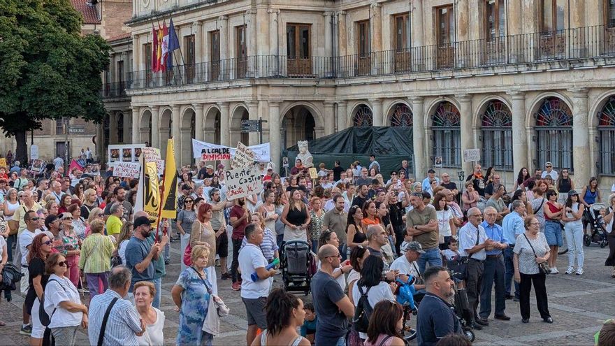 Ambiente en la Plaza de San Marcelo durante los discursos contra la incineradora de biomasa del sur de León.