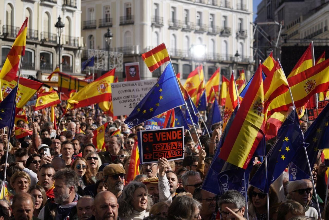 El PP ha distribuido banderas europeas para distinguir su protesta de las convocadas por la extrema derecha en los últimos días.