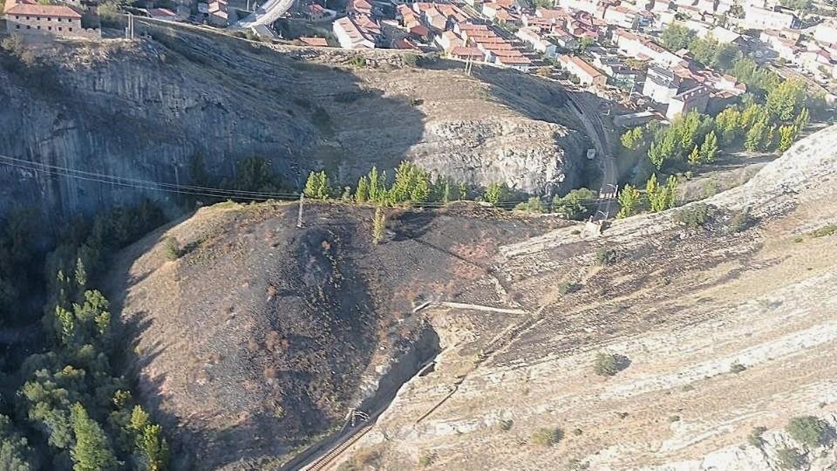 Declarado un incendio forestal junto a las vías del tren en Santa Lucía de Gordón, en la Montaña central leonesa